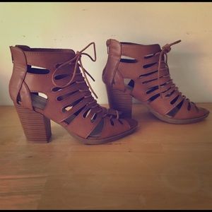 Super cute chunky heeled sandals!